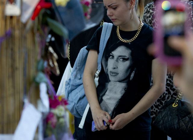 Τη μνήμη της Έιμι Γουάινχαουζ τίμησαν θαυμαστές και φίλοι έναν χρόνο μετά το θάνατό της